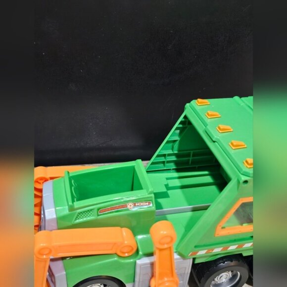 Paw Patrol, Rocky’s Reuse It Deluxe Truck with Collectible Toy Figure - Picture 7 of 11